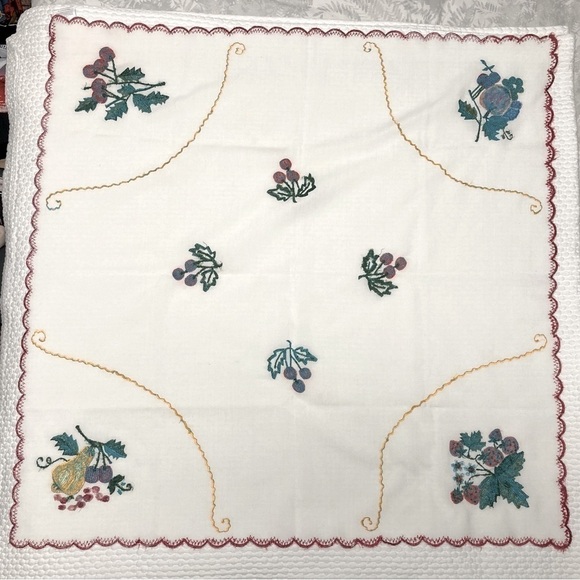 Embroidered SQUARE TABLE CLOTH & 4 NAPKINS - Picture 4 of 4